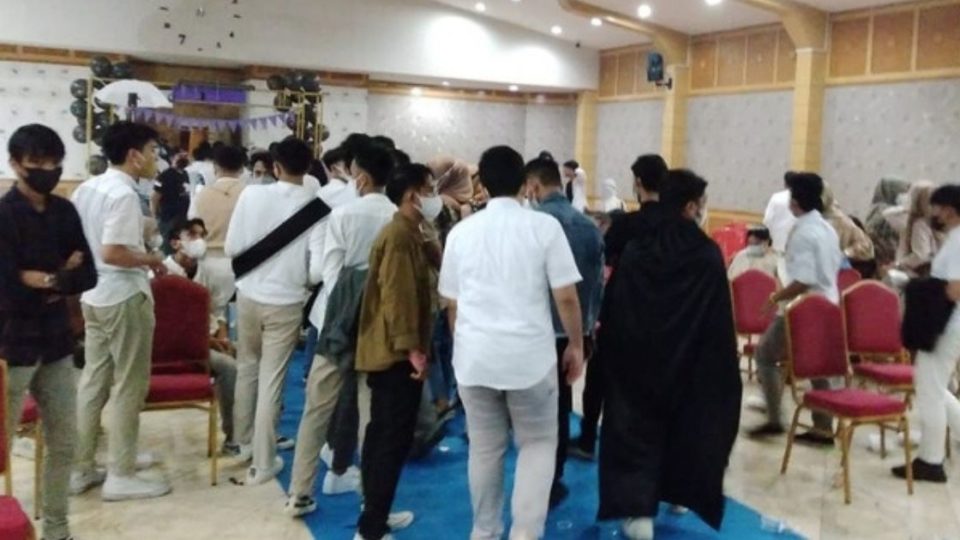 Authorities in Jambi province raided a student leavers party held at the hall of a local official’s office, which has led to the arrest of the party organizer. The rave, which featured a live DJ and was absolutely bouncing by many accounts, was held on Saturday evening following the students’ farewell event held at the office of the Tanjung Jabung Barat regent. Photo: Istimewa