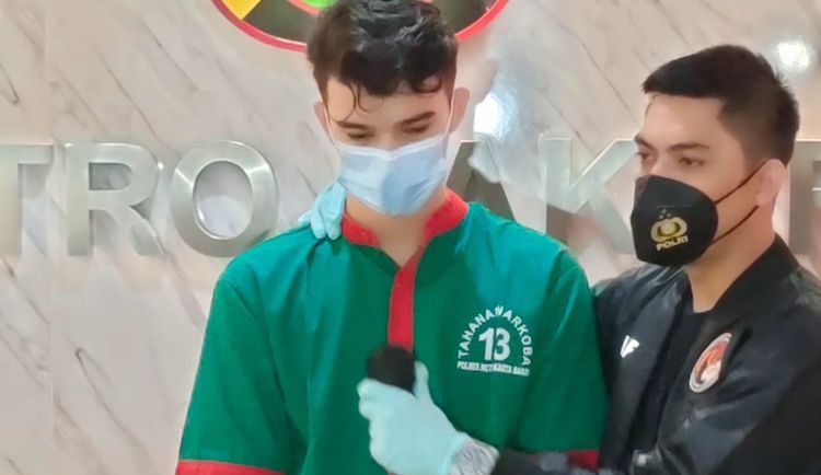 Indonesian actor Jeff Smith speaking to the press on April 19 following his arrest for marijuana possession and use in West Jakarta. Photo: West Jakarta Police