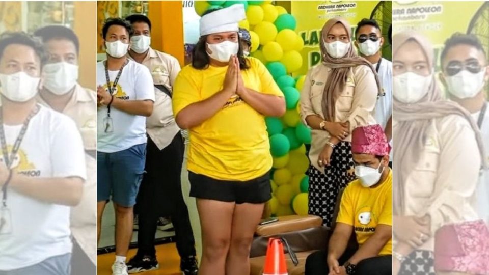 In a photo that has been circulating since, Keanu Agl appeared to be wearing a yellow t-shirt, a pair of black short shorts, a white face mask, and a white Tanjak Melayu ⁠— a Malay traditional hat. Photo: Istimewa