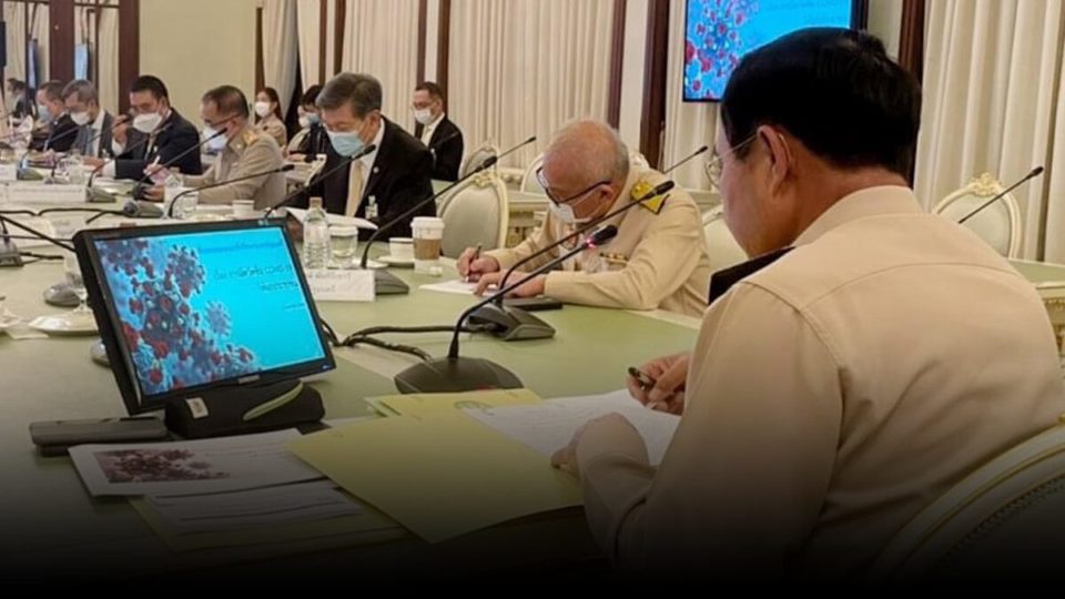 Prime Minister Prayuth Chan-o-cha heads a meeting today without a mask. 
