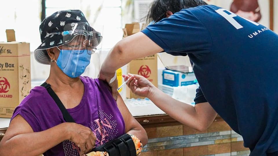 A woman getting vaccinated in Pasig City. Photo: Pasig Information Office/FB