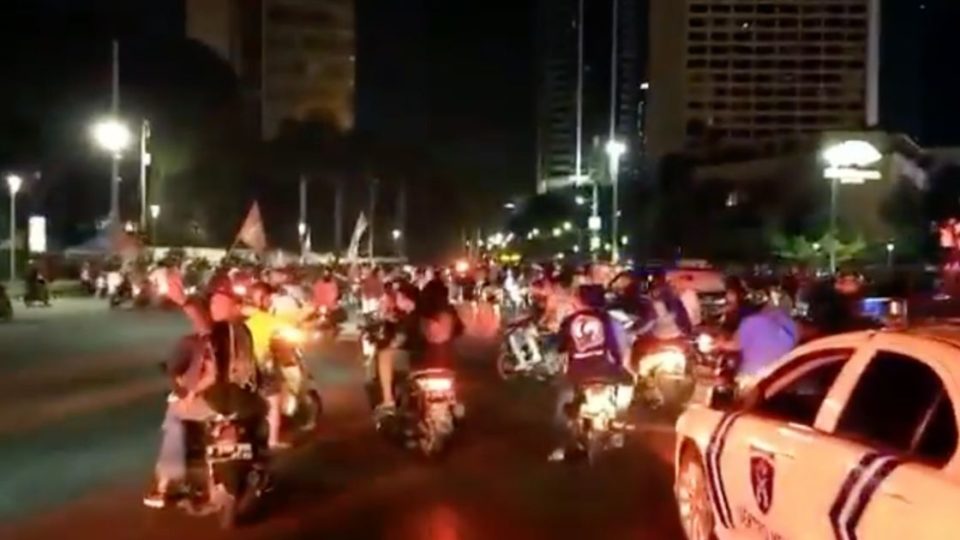 Persija supporters poured into MH Thamrin Street in the direction of Bundaran HI in Central Jakarta on Sunday night (Apr. 25), most of them either riding motorbikes or walking, as they sang their lungs out, unfurled banners and lit flares. Screenshot from Instagram/@tmcpoldametro