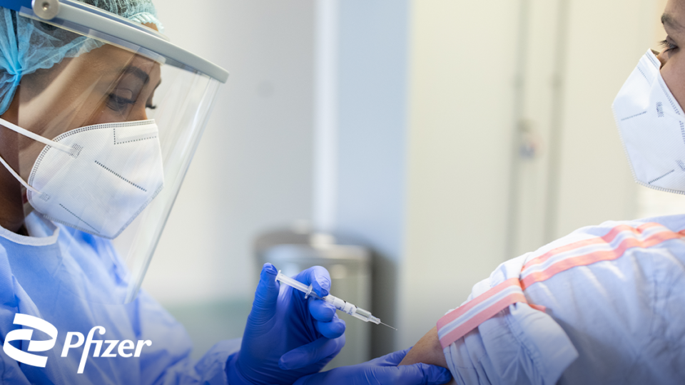 A medical worker injects the Pfizer-BioNTech vaccine. Photo: Pfizer/FB
