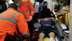 An injured man was lifted onto a stretcher. Photo via Apple Daily