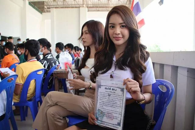 Naritsara “Lookmenn” Ownwang summoned for military conscription on Thursday at Phitsanulok’s Wat Bot draft office. Photo: Pool