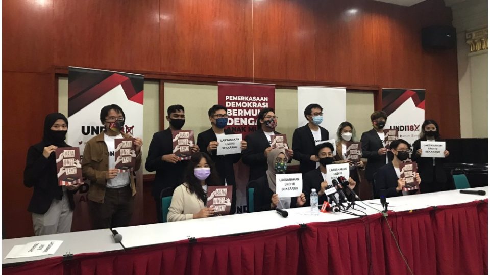 Youths posing with ‘Where are our votes?’ signs after filing the lawsuit. Photo: Qyira Yusri/ Twitter