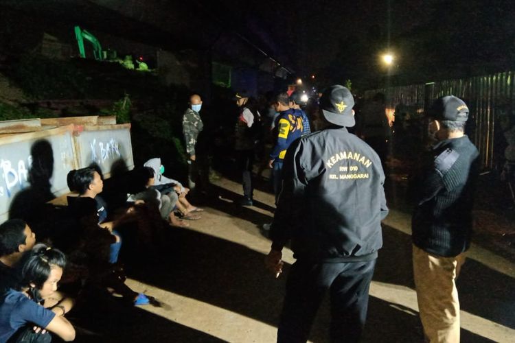 Police rounding up teenagers who were about to clash in a “sarong war” in South Jakarta on April 13, 2021. Photo: Istimewa