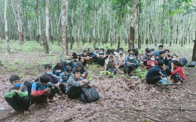 Over two dozen Myanmar nationals were arrested Sunday in Kanchanaburi’s Sangkhla Buri district.
