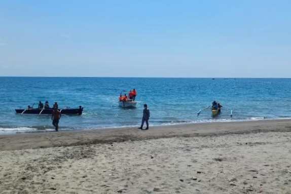 Philippine Coast Guard personnel aid in the recovery of aircraft debris (fb.com/coastguardph)