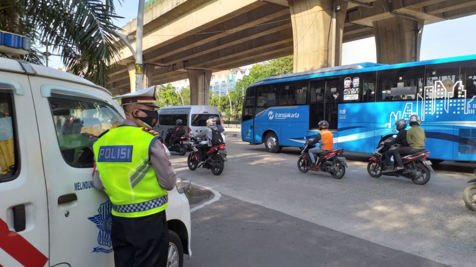 A police officer on duty in Kelapa Gading, North Jakarta. Photo: TMC Polda Metro Jaya