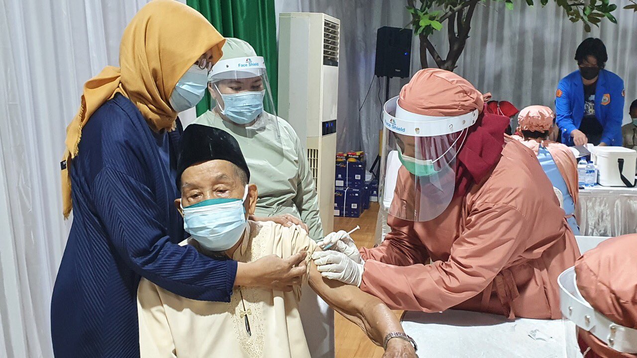 A health worker administering a COVID-19 vaccine to an elderly patient. Photo: Health Ministry