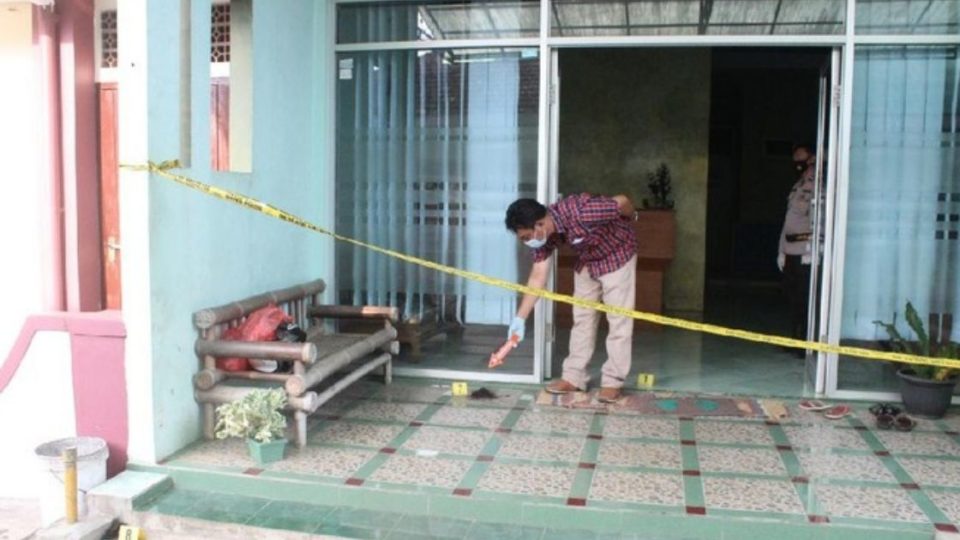 A nurse who works at a beauty clinic in Kalipare district, East Java’s Malang regency is suffering from severe burn injuries after an unidentified man threw flammable liquid on her face and set it on fire. Photo: Kalipare sub-precinct