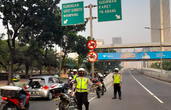 Traffic police preventing motorcycles from merging into the Tanah Abang-Kampung Melayu overpass on May 24, 2021. Photo: Twitter/@TMCPoldaMetro