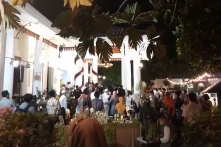 A video screengrab showing a crowd at the birthday party of East Java Governor Khofifah Indar Parawansa on May 19, 2021. Photo: Istimewa