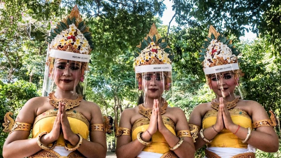 Women in traditional clothing at Pura Uluwatu. Photo: Kemenparekraf
