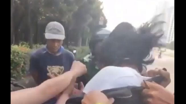 A video screengrab showing a breast groping victim punching her assailant in Kemayoran, Central Jakarta on May 23, 2021. Photo: Instagram