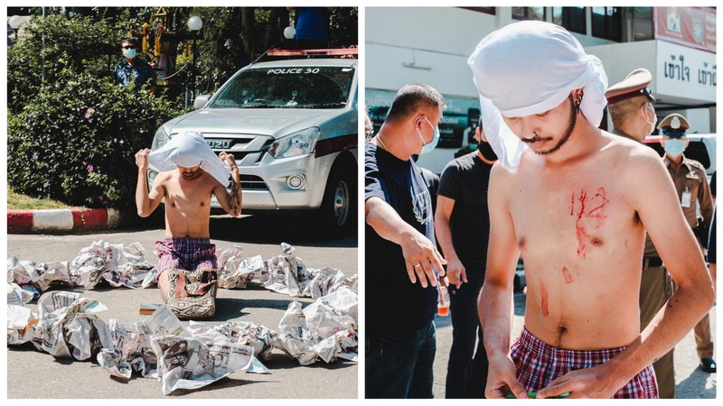 Art student Witthaya Klungnin carves ‘112’ into his chest at around noon today in front of Chiang Mai’s Phuping Rajanivej Police Station. Photos: Community of Mor Chor / Facebook