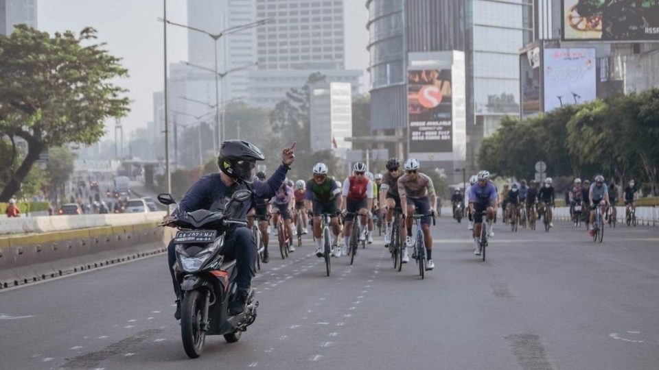 The photo, which shows a motorcyclist giving his middle finger toward a group of cyclists pedalling on the fast lane behind him, has been making the rounds on social media since yesterday. Photo by Instagram/@@gaya.bersepeda 