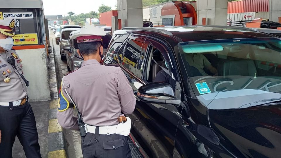 Police officers at a traffic checkpoint enforcing the mudik Eid homecoming ban. Photo: Twitter/@TMCPoldaMetro