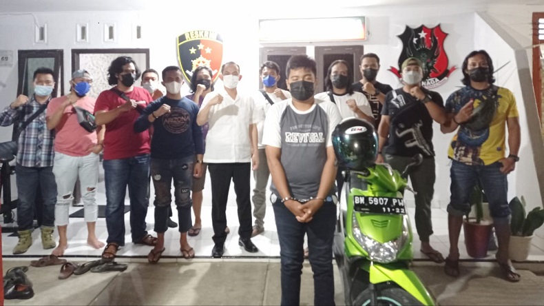 Sixteen-year-old IZ, standing in front, arrested for sexually assaulting a minor in a mosque. Photo: Istimewa