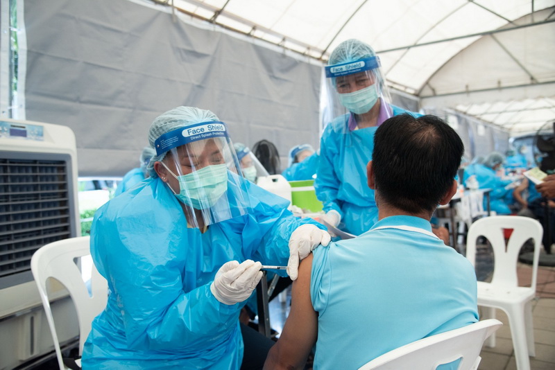 A health worker injects a man Wednesday at the Tesco Lotus Rama IV shopping center. Photo: Thai Red Cross Society