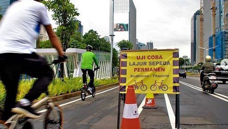 Cyclists riding on a bike lane on Jalan Sudirman-Jalan MH Thamrin in Central Jakarta. Photo: Jakarta Transportation Agency