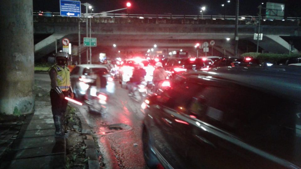 Busy road around East Jakarta area. Photo: TMC Polda Metro Jaya/ Twitter