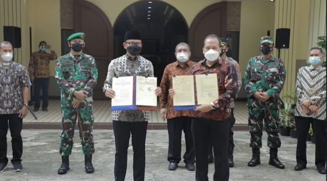 Bogor Mayor Bima Arya (front left) handing over land deed to GKI Yasmin pastor Tri Santoso (front right) for the construction of a new church. Photo: Instagram/@bimaaryasugiarto