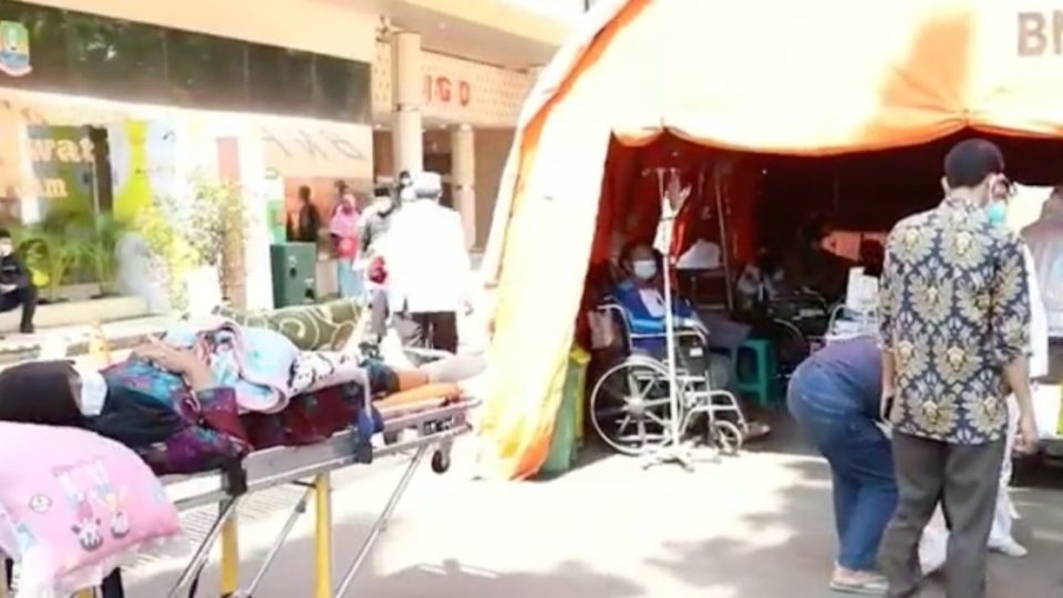 The Bekasi General Hospital in Bekasi City, West Java was forced to treat patients in tents this morning. Screengrab: Instagram