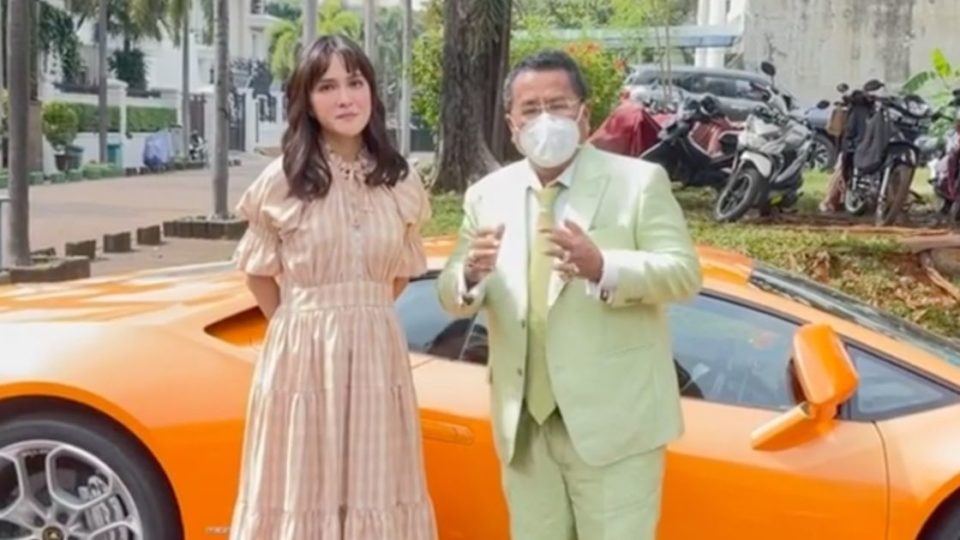 Celebrity lawyer Hotman Paris took to Instagram to announce that he will assist actress Shandy Aulia in her lawsuit against LAB, who publicly spouted vile comments about her daughter Claire. Screenshot from Instagram/@hotmanparisofficial