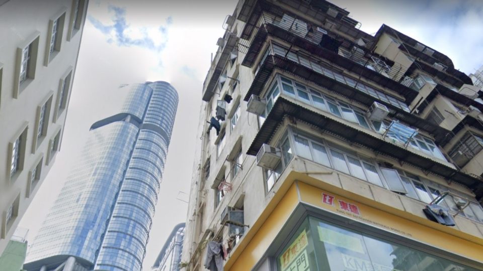 A pedestrian reported the banner hanging on the drying rack of a man’s flat in Mong Kok. Photo: Google Maps