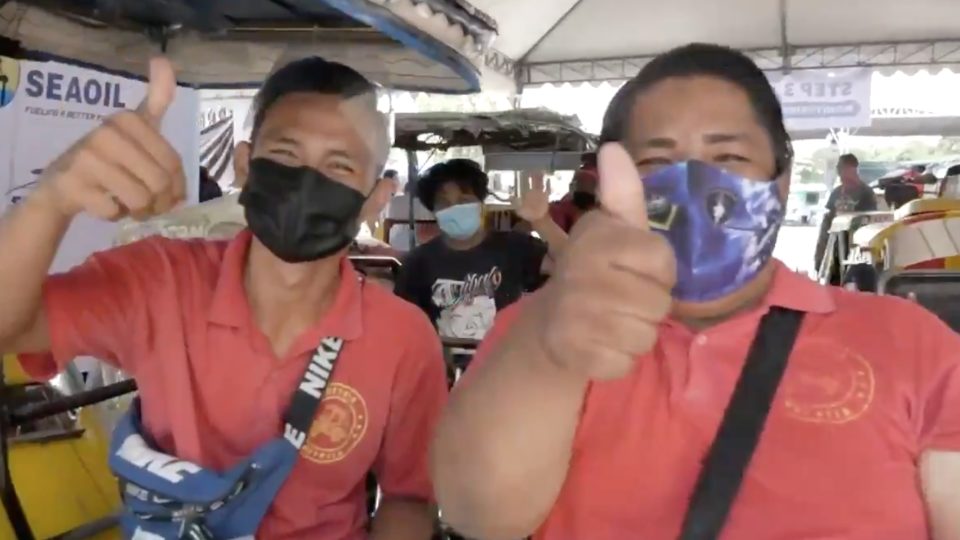 Drivers give the thumbs up after being vaccinated. (Twitter @lenirobredo)