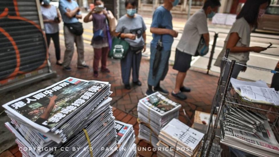 Hongkongers lined up at newsstands across the city to buy one last copy of Apple Daily’s newspaper. Photo: RicePost/Pakkin Leung