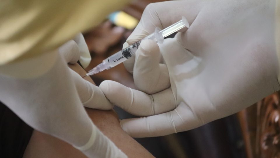 Medical staff administering a dose of COVID-19 vaccine. Photo Mufid Majnun 