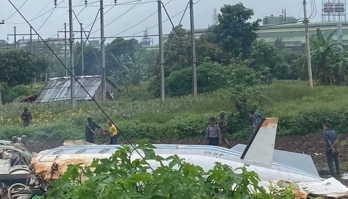 A Myanmar military plane carrying 14 people crashed in Pyin Oo Lwin on June 10, 2021. Photo: Twitter/@soezeya