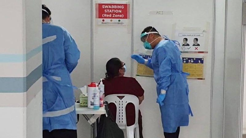 A swab test personnel at a swab site. Photo: Rahayu Mahzam/Facebook
