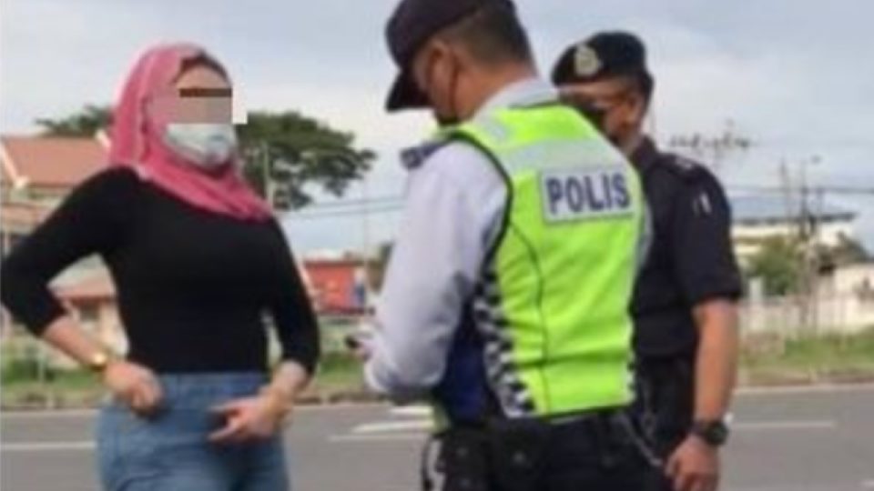 Sabah businesswoman filmed arguing with traffic police in a video. 