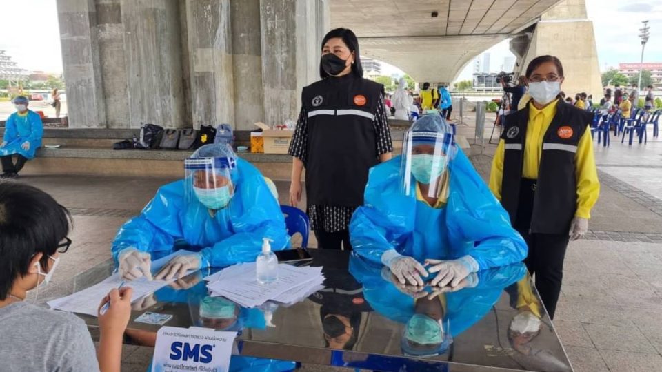 COVID-19 testing conducted Monday at the Rama VIII bridge in Bangkok. Photo: Bangkok Metropolitan Administration
