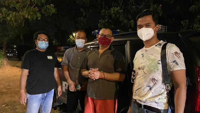 Police arresting the suspect (red mask). Photo: West Jakarta Police