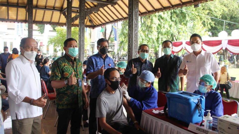 Bali Health Agency Chief Ketut Suarjaya, left, posing with other local officials while surveying a vaccination service held in Denpasar. Photo: Pemprov Bali