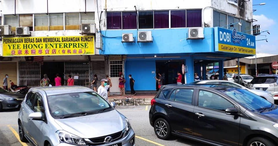 Long queue outside a grocery store in Taman Mayang Jaya, Petaling Jaya, Selangor on July 2, 2021. Photo: Carine Lee/Coconuts