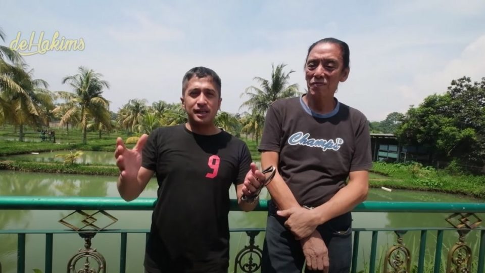Indonesian celebrity Irfan Hakim and his friend, arowana breeder KE, at the latter’s farm in Cibinong, Bogor. Screenshot from YouTube/deHakims