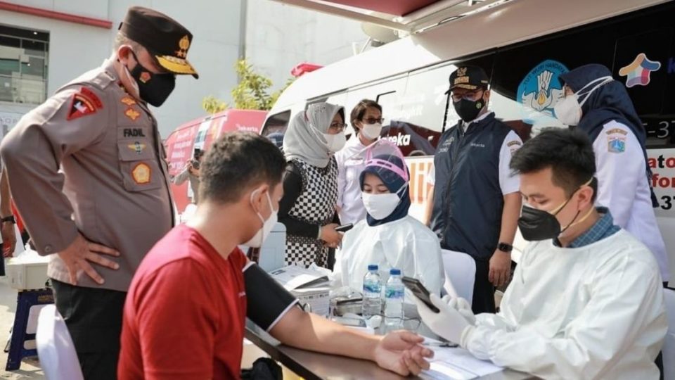 Jakarta Governor Anies Baswedan monitoring the mobile vaccination program at Senen Market, Central Jakarta on Thursday (July 8, 2021). Photo: Instagram/@aniesbaswedan