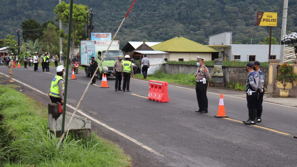 Police in Bali’s Buleleng regency stationed at a checkpoint during Emergency PPKM. Photo: Buleleng Police