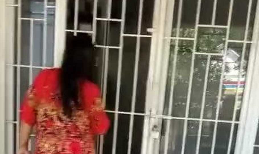 A pregnant woman denied access to a community clinic in Bogor regency while karaoke music can be heard blaring from the inside. Photo: Video screengrab