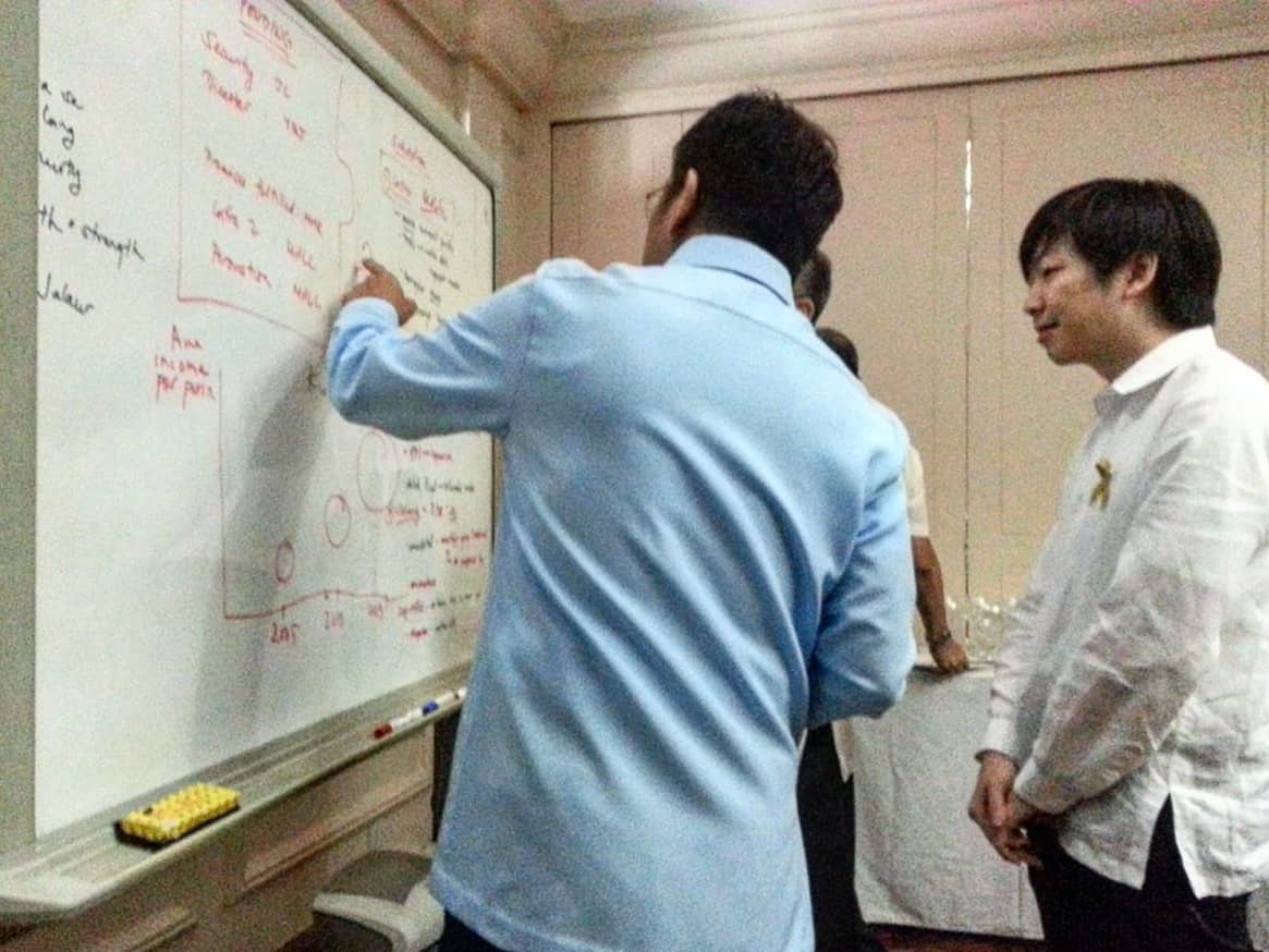 For SONA 2014, National Economic Development Authority (NEDA) Secretary Arsenio Balicasag stepped in to explain his department's data to the Speechwriting Group (SWG). 'Favorite ko yung mga ganitong moment na nakikita mo talaga yung talino at sipag ng mga CabSecs. ❤'