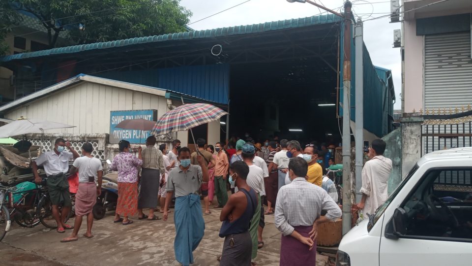 Civilians queueing for oxygen in Yangon. Photo: Facebook/Kyaw Oo