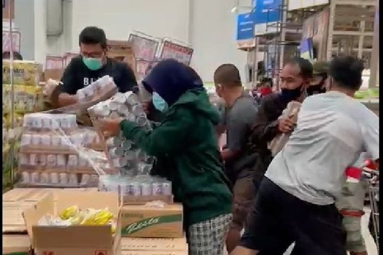 Indonesians panic buying Bear Brand sterilized cow’s milk in Tangerang. Photo: Video screengrab