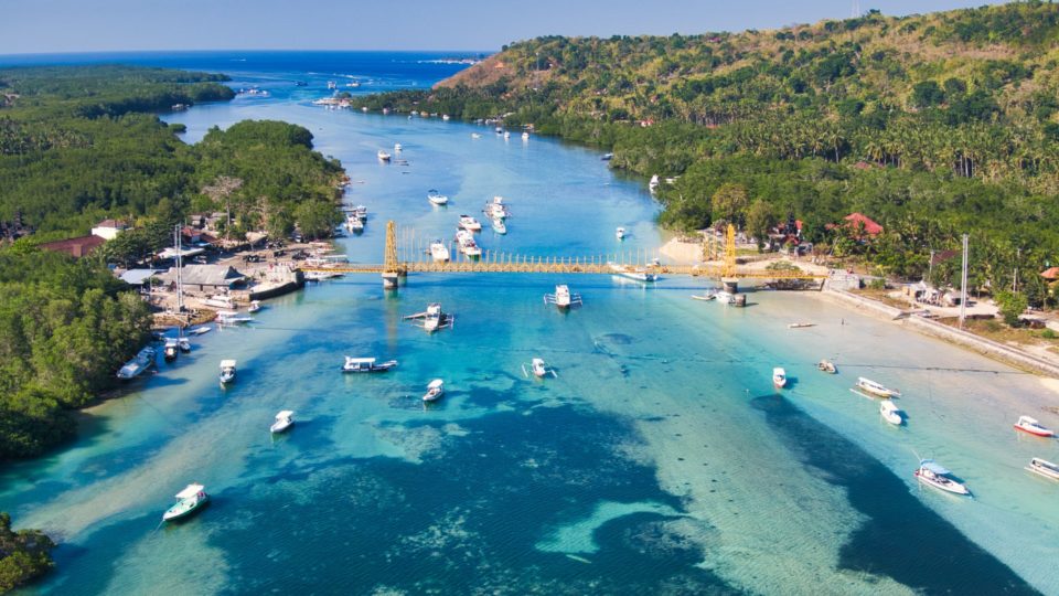 A scene depicting boats in Nusa Ceningan. Photo: Unsplash