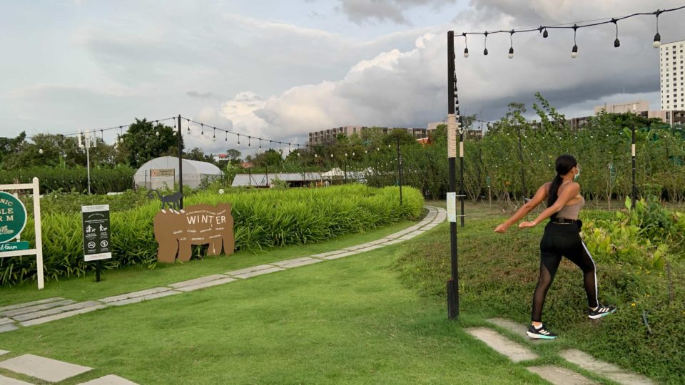 A woman on Wednesday evening exercises outdoor at Sansiri Backyard in Bangkok’s On Nut area. Photo: Coconuts Bangkok